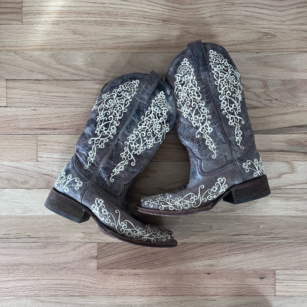 Size 7 women’s Corral boots